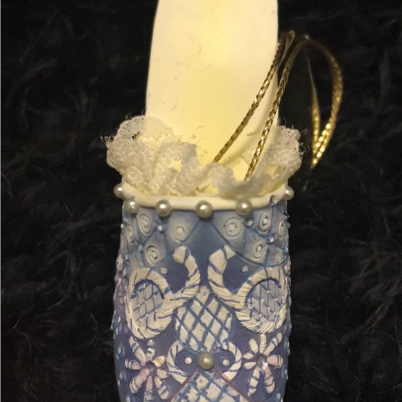 “Silent Rendezvous” Heirloom Ornament Collectible Shoe - Picture 10 of 12